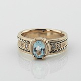 Женское золотое кольцо с куб. циркониями и топазами