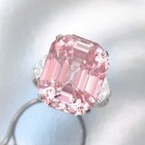 Розовый бриллиант продан по рекордной цене на аукционе Sotheby's 