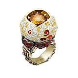 Женское золотое кольцо с бриллиантами, сапфирами, рубинами, гиацинтом и эмалью, 1626625
