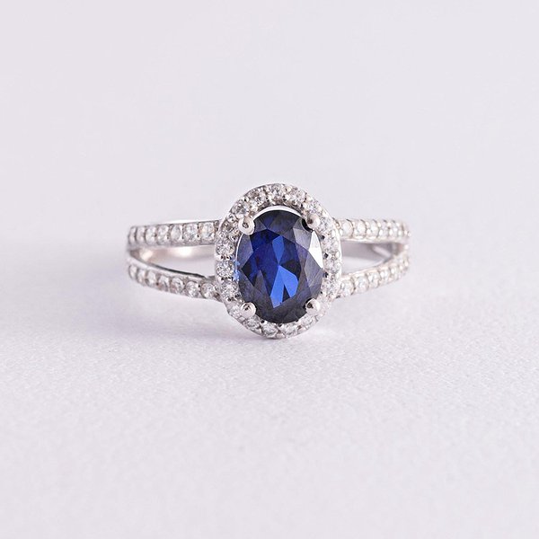 Женское серебряное кольцо с куб. циркониями и сапфиром