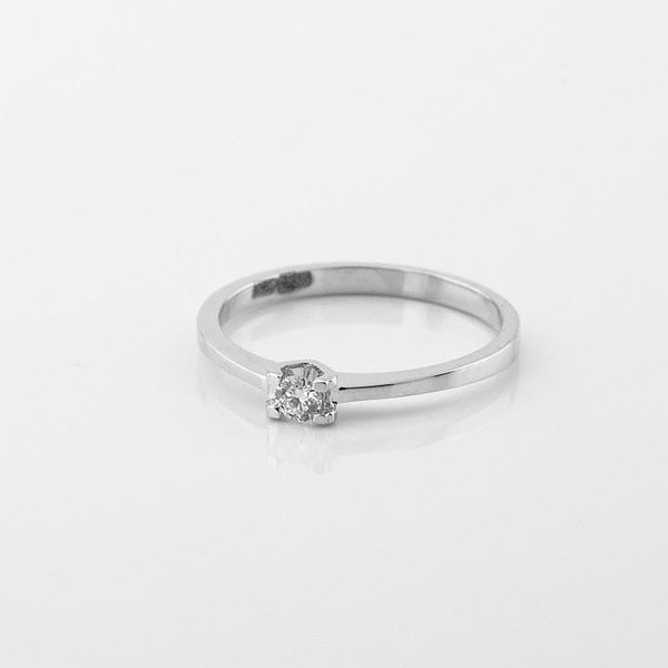 Золота каблучка з діамантом