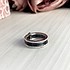 Серебряное обручальное кольцо с керамикой и куб. циркониями - фото 2