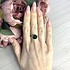 Женское серебряное кольцо с куб. циркониями и синт. изумрудом - фото 2