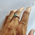 Женское серебряное кольцо с куб. циркониями и изумрудом - фото 2