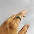 Женское серебряное кольцо с куб. циркониями и изумрудами - фото 2