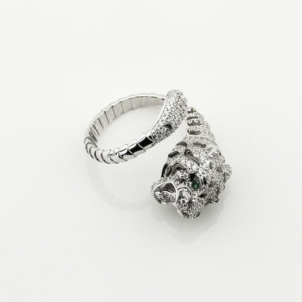 Женское серебряное кольцо с куб. циркониями и эмалью