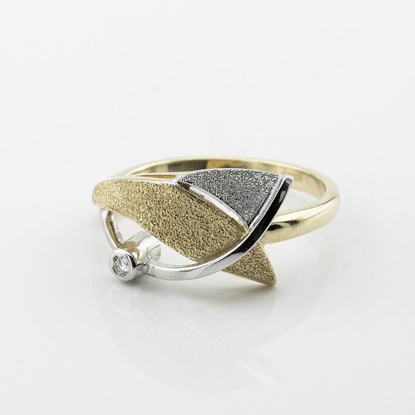 Женское золотое кольцо с бриллиантом