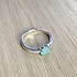 Женское серебряное кольцо с изумрудом и куб. циркониями - фото 3