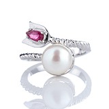 Женское серебряное кольцо с культив. жемчугом и синт. рубином, 1671515