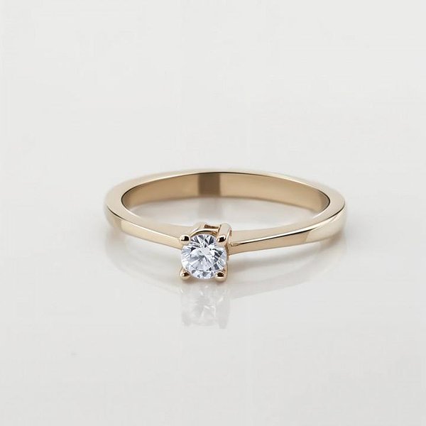 Золота каблучка з діамантом