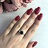 Женское серебряное кольцо с синт. изумрудом и куб. циркониями - фото 2