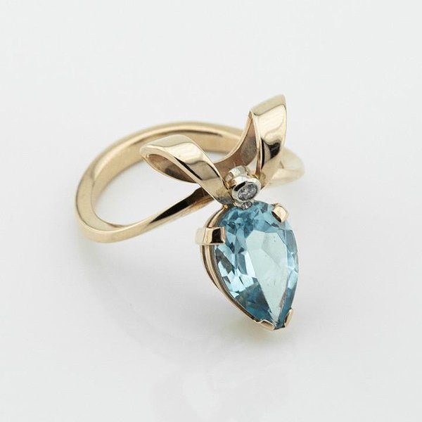 Женское золотое кольцо с бриллиантами и топазом