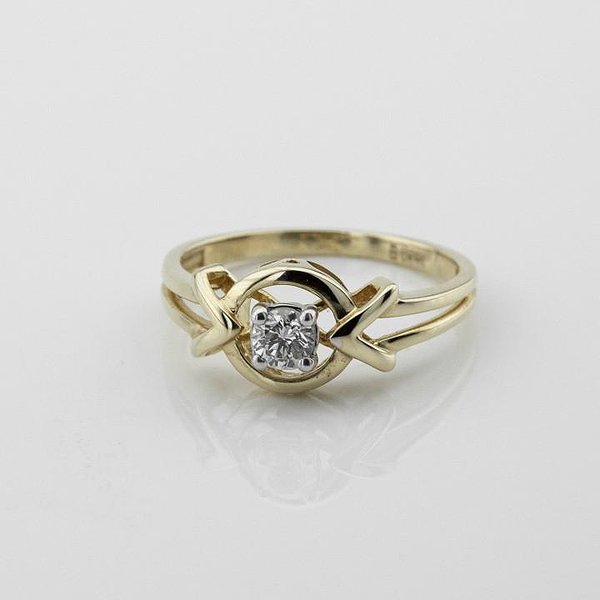 Золоте кільце з діамантом