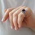 Женское серебряное кольцо с куб. циркониями и синт. сапфиром - фото 2