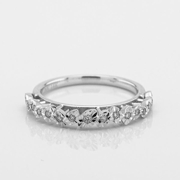 Женское золотое кольцо с бриллиантами