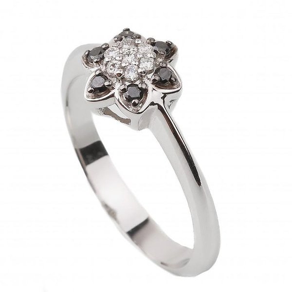 Женское золотое кольцо с бриллиантами