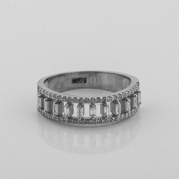 Золотое обручальное кольцо с бриллиантами