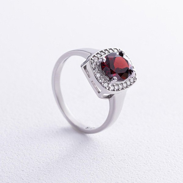 Женское серебряное кольцо с куб. циркониями и пиропом