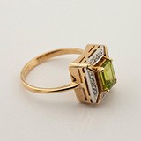 Женское золотое кольцо с хризолитом и куб. циркониями