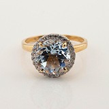 Женское золотое кольцо с топазом и куб. циркониями