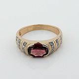 Женское золотое кольцо с гранатом и куб. циркониями, 1766083
