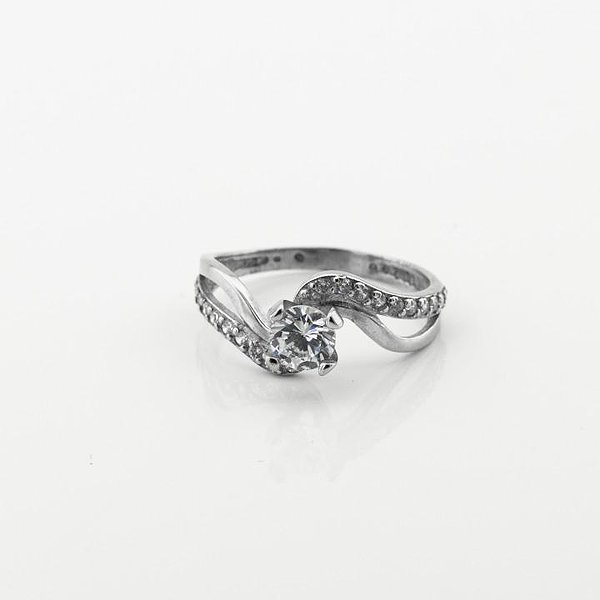 Серебряное кольцо с куб. циркониями DIA320970С