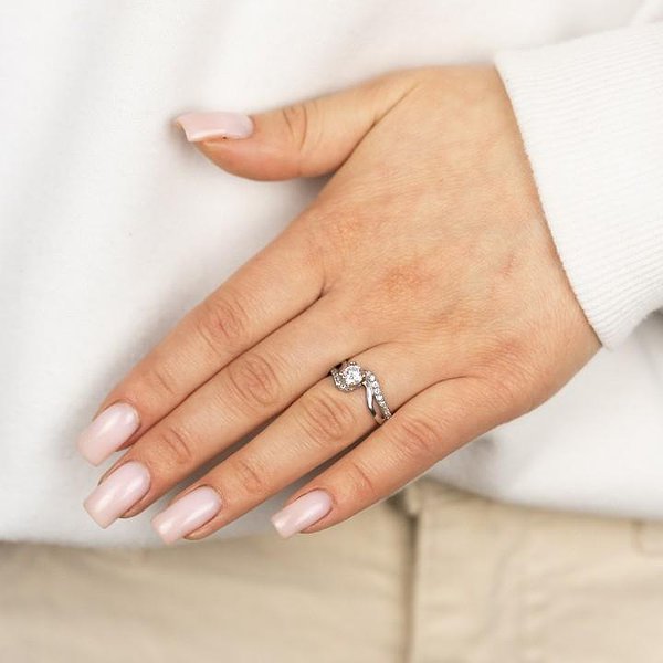 Серебряное кольцо с куб. циркониями DIA320970С – изображение 3