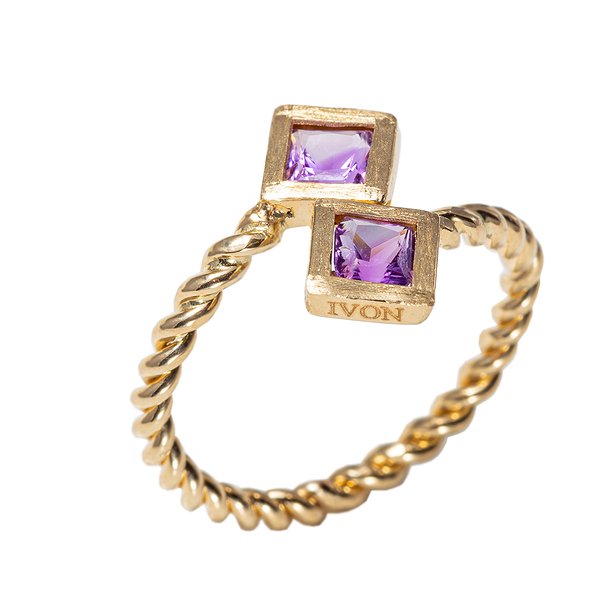 Женское золотое кольцо с аметистами