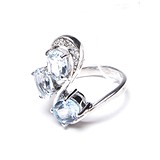 Женское серебряное кольцо с куб. циркониями и топазами